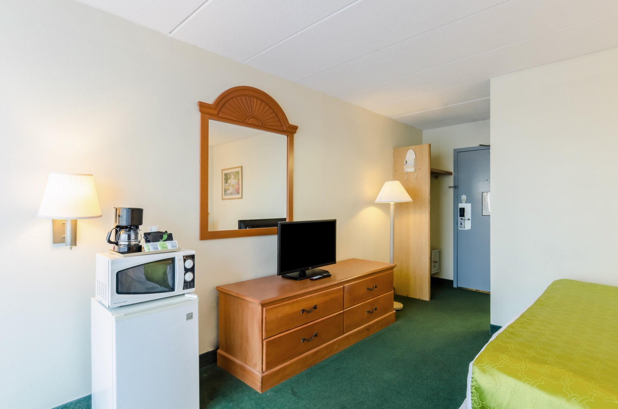Quality Inn West Springfield Exteriör bild